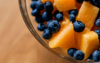 ¿Comer fruta por la noche engorda? Mitos y verdades - Esencia de Frutis