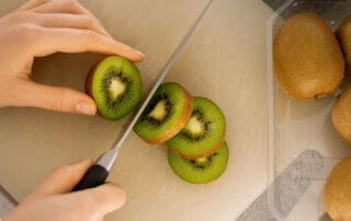 Razones para comer kiwi - Esencia de Frutis